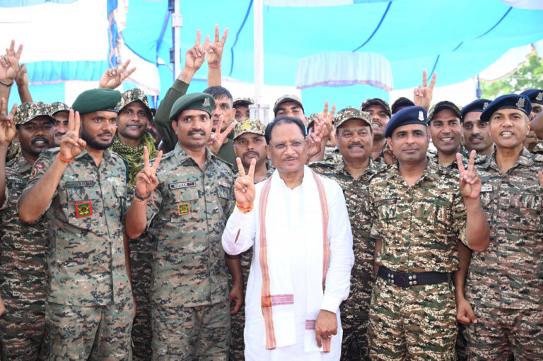 CG News: मुख्यमंत्री विष्णु देव साय पहुंचे गलगम, CRPF जवानों के अदम्य साहस को सराहा, जवानों से की नक्सल विरोधी अभियान पर चर्चा…