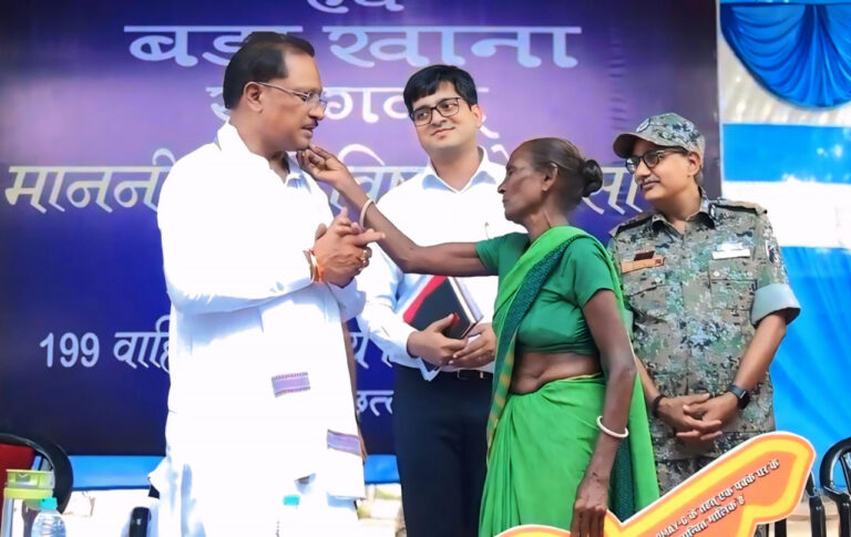 CG NEWS- सरकारी चौपाल में दिखा ममता का अद्भुत रूप: माँ ने जताया आभार, स्नेह से छुआ मुख्यमंत्री का गाल, हृदय से कहा धन्यवाद…