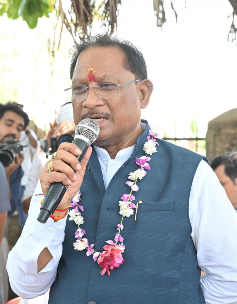 CG –  सुशासन तिहार 2025 : मुख्यमंत्री अचानक पहुंचे बेमेतरा के इस ग्राम में, बरगद की छांव में बैठकर सुनी जन-समस्याएं, लिया ग्रामीणों से सीधा फीडबैक….