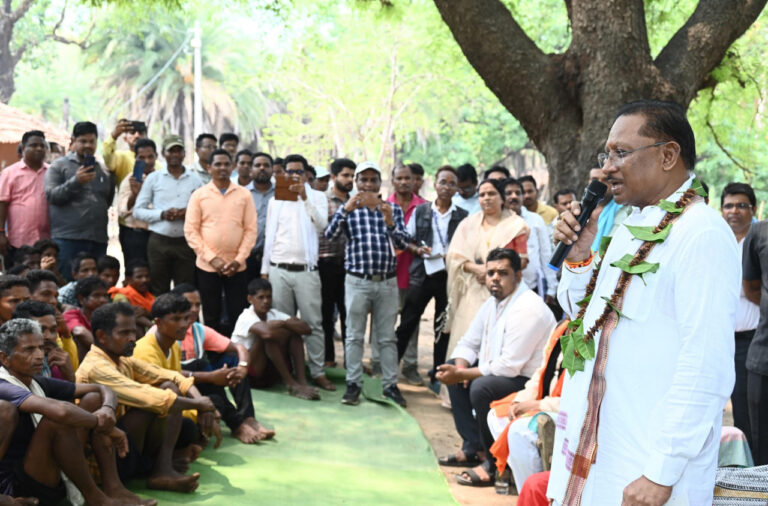 CG NEWS- सुशासन तिहार 2025: मुख्यमंत्री विष्णु देव साय ने देखा समावेशी विकास का ज़मीनी असर, पहुंचे दंतेवाड़ा जिले के इस ग्राम में, आदिवासी परंपराओं से हुआ भव्य स्वागत…