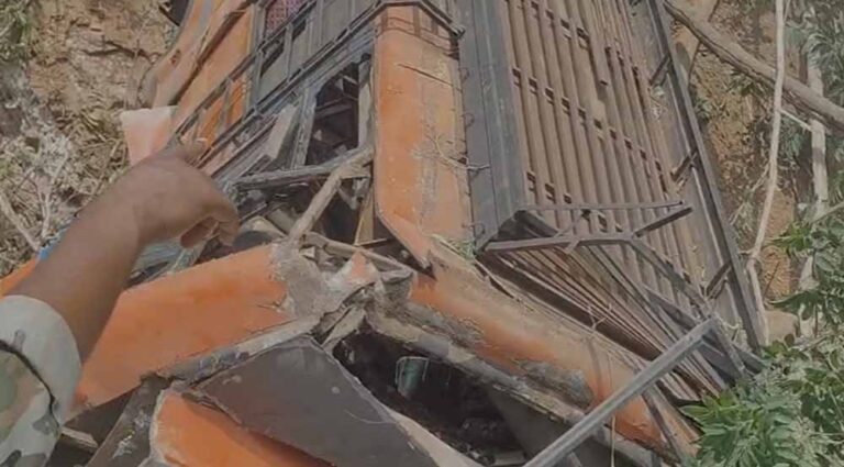 बलरामपुर जिले के कुसमी-चांदो मार्ग के कंठी घाट पर बरातियों से भरी बस नीचे गिरी, तीन की मौत, पांच दर्जन घायल बलरामपुर जिले के कुसमी-चांदो मार्ग के कंठी घाट पर बरातियों से भरी बस नीचे गिरी, तीन की मौत, पांच दर्जन घायल