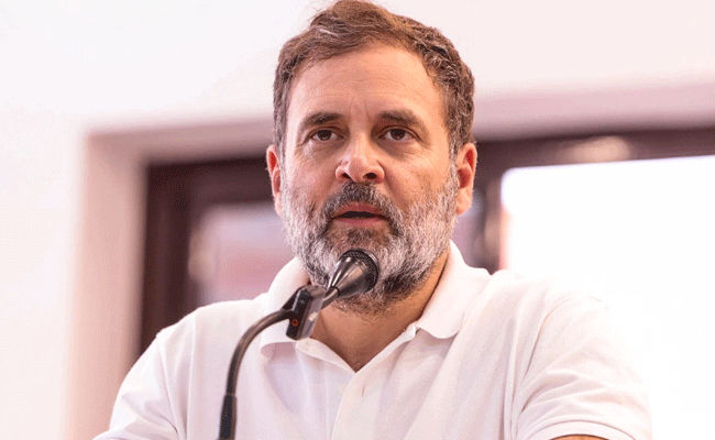 मानहानि मामले में राहुल गांधी को बड़ा झटका, कोर्ट ने जारी किया गैर-जमानती वारंट