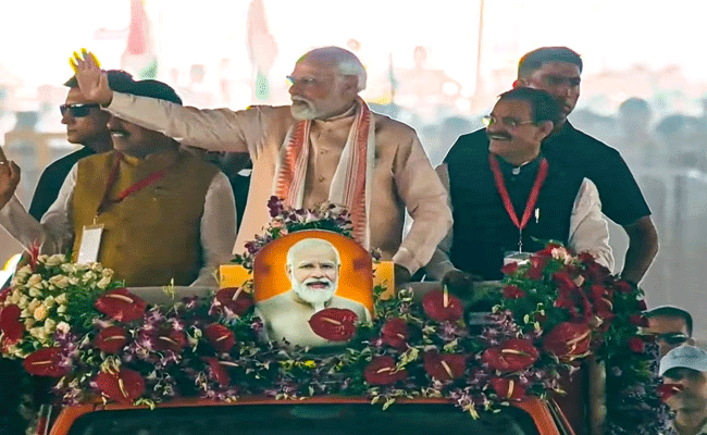 भोपाल में पीएम मोदी ने खुली जीप पर सवार होकर किया रोड शो, हाथ में तिरंगा लहराकर महिलाओं ने किया स्वागत