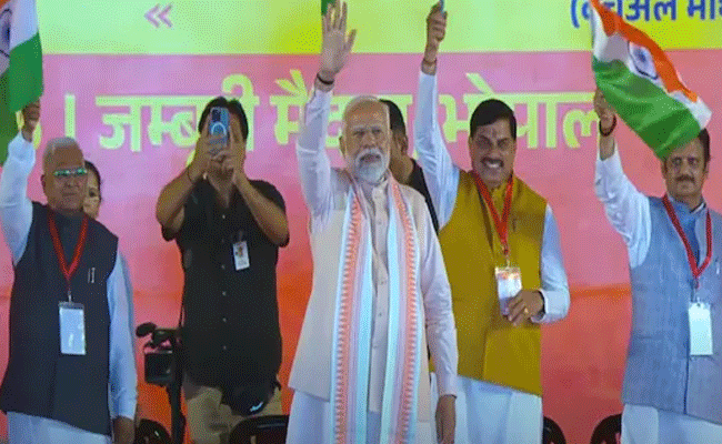 पीएम मोदी ने इंदौर मेट्रो का किया लोकार्पण, महिलाएं बनीं पहली यात्री