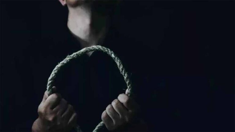 राजधानी स्थित अखिल भारतीय आयुर्विज्ञान संस्थान (एम्स) में कार्यरत एक जूनियर डॉक्टर ने आत्महत्या कर ली