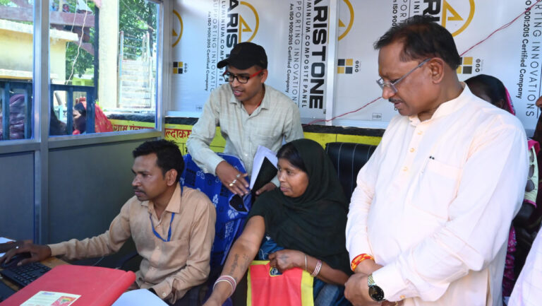 CG News- गाँवों तक पहुँची बैंकिंग सुविधाएं: मुख्यमंत्री विष्णु देव साय का सराहनीय प्रयास, अटल डिजिटल सेवा केंद्र का किया निरीक्षण…