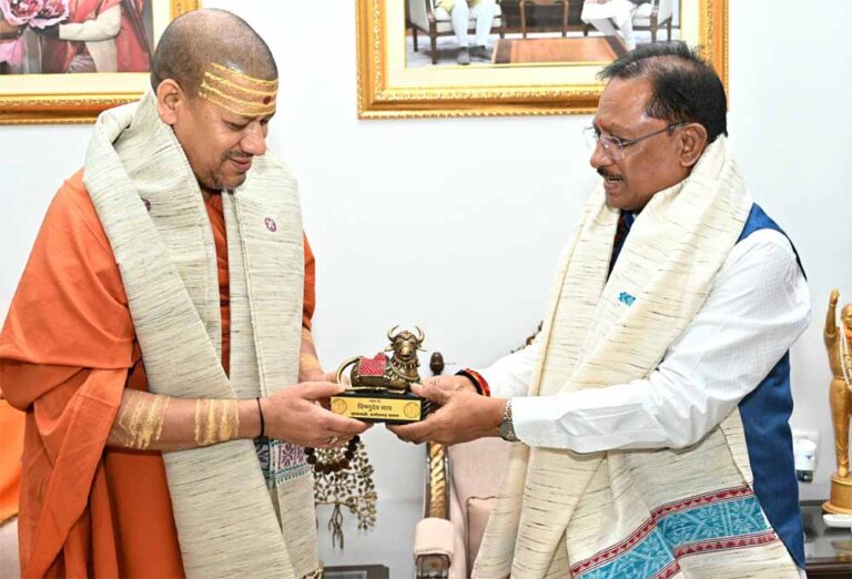 मुख्यमंत्री विष्णु देव साय से निरंजन पीठाधीश्वर महामंडलेश्वर डॉ. स्वामी कैलाशनंद गिरी जी महाराज ने की सौजन्य भेंट