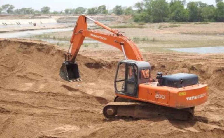 महासमुंद में अवैध रेत उत्खनन पर कड़ी कार्रवाई, 1 चैन माउंटेन वाहन जप्त