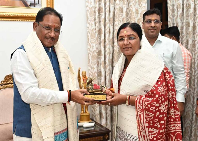 मुख्यमंत्री साय से केंद्रीय महिला एवं बाल विकास राज्य मंत्री सावित्री ठाकुर ने की सौजन्य मुलाकात