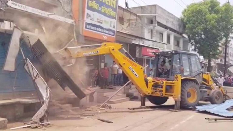 अवैध अतिक्रमण के खिलाफ चला बुलडोजर, हटाए गए 500 से अधिक ठेले और 30 दुकानों के शेड