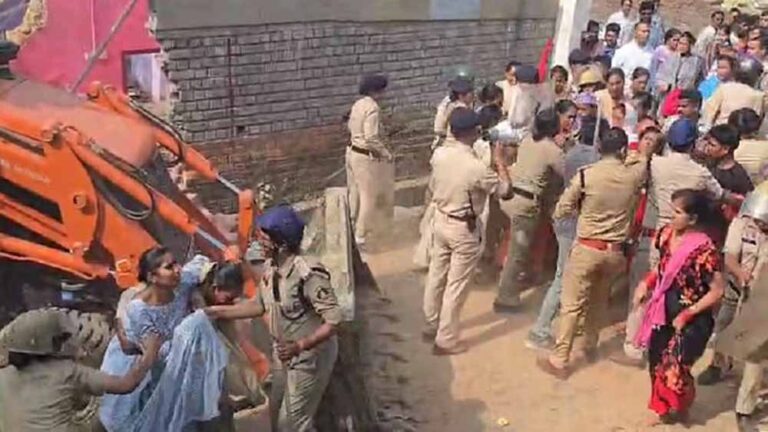 रायगढ़ में  नये मरीन ड्राइव के निर्माण के लिए भारी विरोध के बावजूद तोड़फोड़ अभियान की शुरुआत