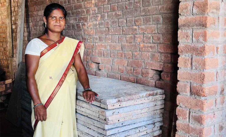 शासन की योजनाओं से सशक्त बनी जशपुर की उद्यमी महिला लालमती