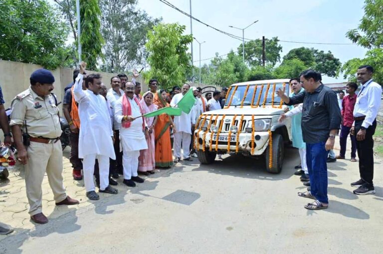 उप मुख्यमंत्री अरुण साव ने सोलर बैटरी वाहन को हरी झंडी दिखाकर किया रवाना