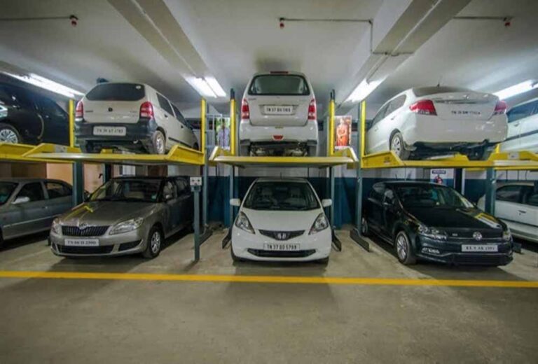 राजधानी के पंडरी स्थित महालक्ष्मी कपड़ा मार्केट में शुरू हुई पहली मैकेनाइज्ड कार पार्किंग