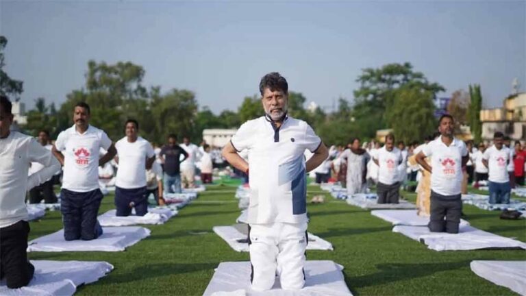 उत्साह और समर्पण के साथ मनाया गया अंतरराष्ट्रीय योग दिवस,  बीजेपी प्रदेश अध्यक्ष किरण सिंहदेव ने भी की शिरकत
