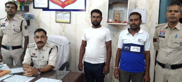 दो आरोपियो ने चौकी प्रभारी से की मारपीट, पुलिस ने किया गिरफ्तार