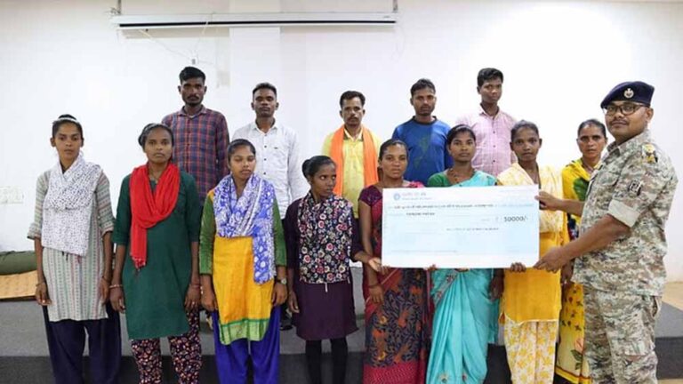 छत्तीसगढ़ में तेरह नक्सलियों ने आत्मसमर्पण किया