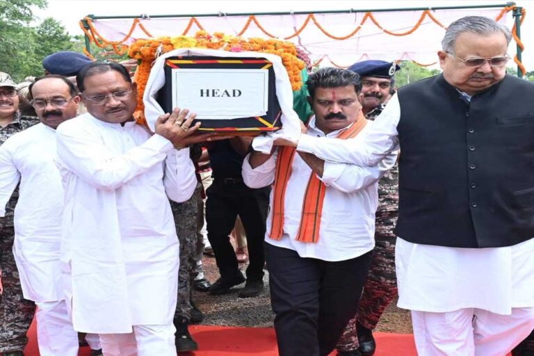 रायपुर : मुख्यमंत्री ने शहीद एएसपी श्री आकाश राव गिरपुंजे को दी श्रद्धांजलि: पार्थिव शरीर को कंधा देकर दी अंतिम विदाई