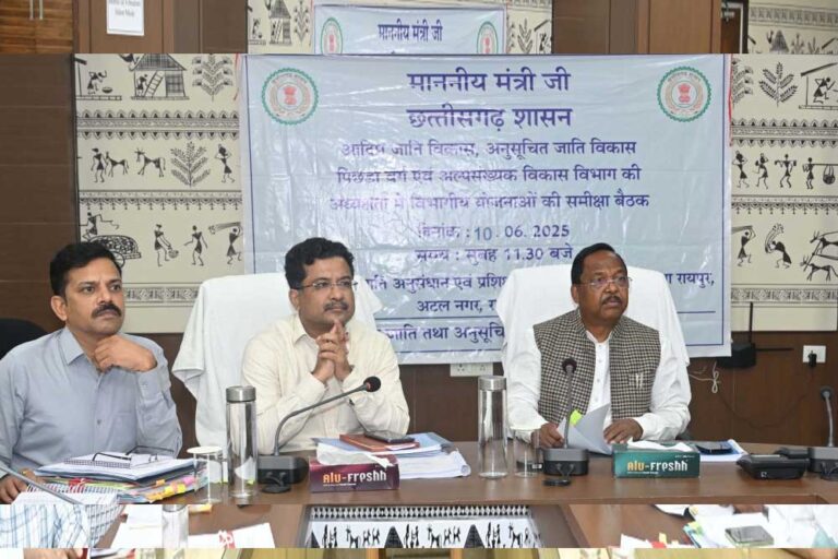 रायपुर : शैक्षणिक सत्र शुरू होने से पहले आश्रम-छात्रावासों की कराएं साफ-सफाई और रंग-रोगन: मंत्री रामविचार नेताम