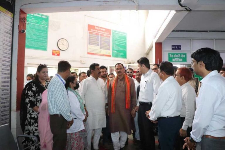 रायपुर : स्वास्थ्य मंत्री ने निर्माणाधीन शासकीय चिकित्सा महाविद्यालय तेलगरा का किया निरीक्षण