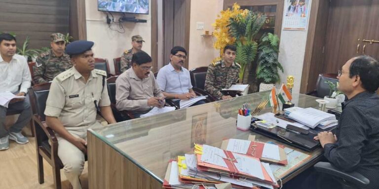 कलेक्टर ने की बाढ़ राहत तैयारियों की समीक्षा, आपदा से निपटने हमेशा तैयार रहें बचाव दल