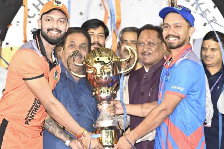 रायपुर : मुख्यमंत्री ने छत्तीसगढ़ क्रिकेट प्रीमियर लीग की विजेता टीमों को सौंपा विनर्स कप