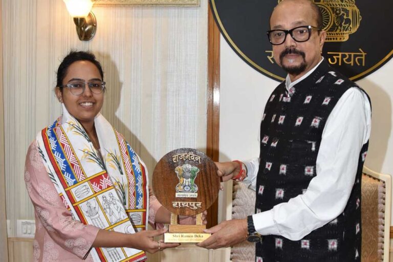 रायपुर : राज्यपाल श्री डेका ने आईएएस सुश्री पूर्वा अग्रवाल का किया सम्मान