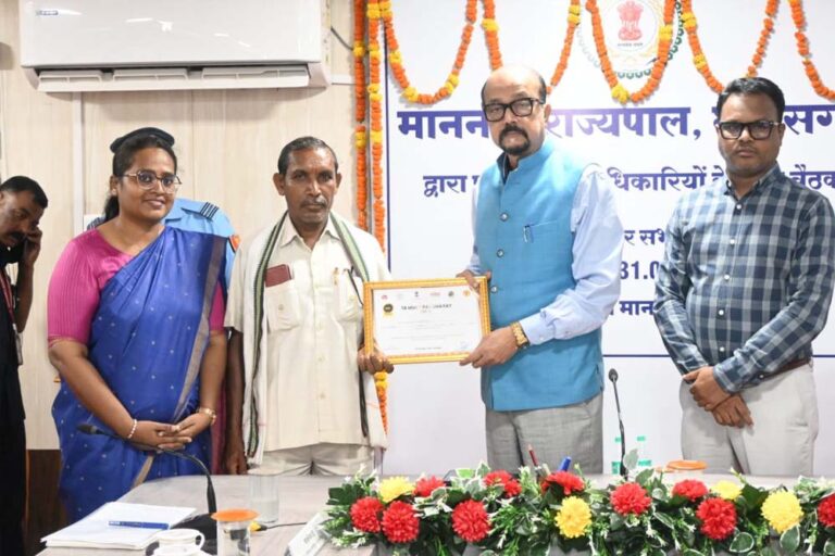 राज्यपाल रमेन डेका ने मोहला मानपुर अंबागढ़ जिले में प्रशासनिक अधिकारियों की ली बैठक