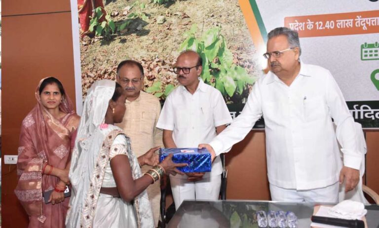 वनवासियों के पैरों सुरक्षा के लिए चरण पादुका योजना उपयोगी: विधानसभा अध्यक्ष डॉ. रमन सिंह