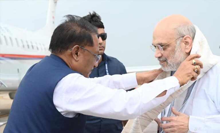 केंद्रीय गृह मंत्री श्री अमित शाह के छत्तीसगढ़ आगमन पर मुख्यमंत्री श्री विष्णुदेव साय ने स्वामी विवेकानंद एयरपोर्ट पर किया स्वागत