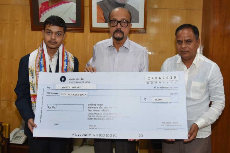 रायपुर : राज्यपाल श्री डेका ने मेधावी छात्र आदित्य का किया सम्मान