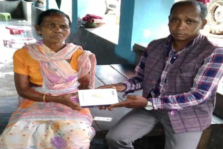 रायपुर : मुख्यमंत्री कैंप कार्यालय की पहल से श्रवण दोष पीड़ित बुंदा लकड़ा को मिला श्रवण यंत्र