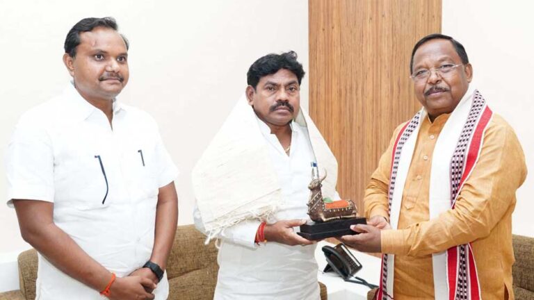 रायपुर : उत्तरप्रदेश के राज्य मंत्री संजय सिंह गौड़ ने मंत्री रामविचार नेताम से की मुलाकात