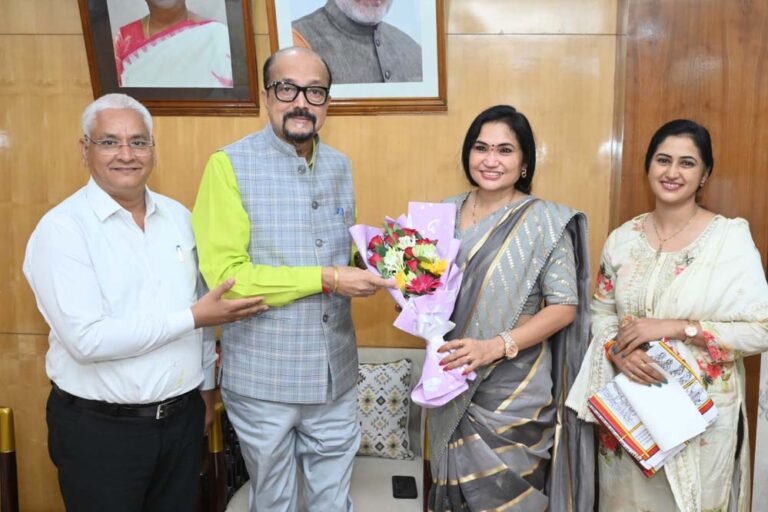 राज्यपाल डेका से छत्तीसगढ़ राज्य केश शिल्प कल्याण बोर्ड की अध्यक्ष ने की सौजन्य भेंट