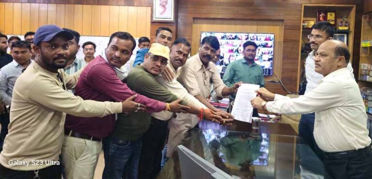 अवैध रेत खनन : कलेक्टर ने माइनिंग अधिकारी को थमाया शोकॉज नोटिस