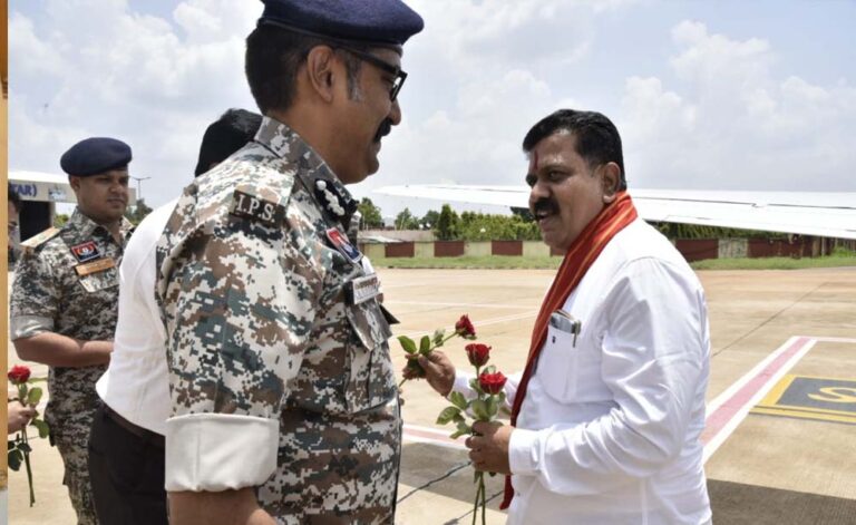 रायपुर : उप मुख्यमंत्री विजय शर्मा और वन मंत्री केदार कश्यप का एयरपोर्ट में किया गया आत्मीय स्वागत
