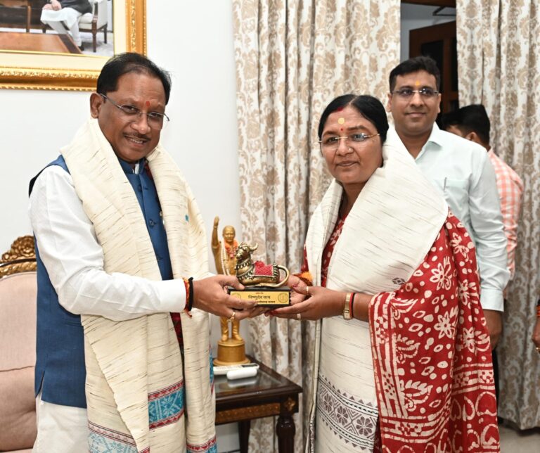 मुख्यमंत्री साय से केंद्रीय महिला एवं बाल विकास राज्य मंत्री श्रीमती सावित्री ठाकुर ने की सौजन्य मुलाकात….