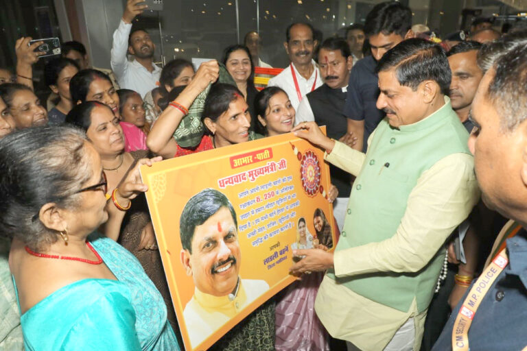 MP NEWS: ग्वालियर पहुंचने पर लाड़ली बहनाओं ने मुख्यमंत्री डॉ. मोहन यादव को दिया धन्यवाद पत्र…