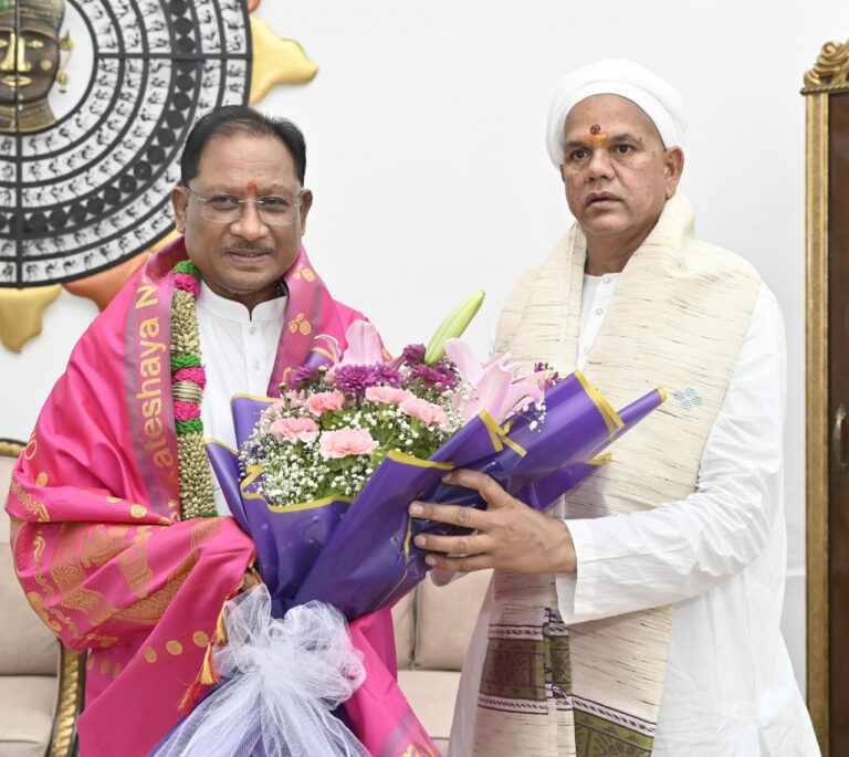 CG NEWS- मुख्यमंत्री विष्णु देव साय से रावतपुरा सरकार जी की सौजन्य भेंट, स्मृति चिन्ह भेंट कर किया आत्मीय स्वागत….