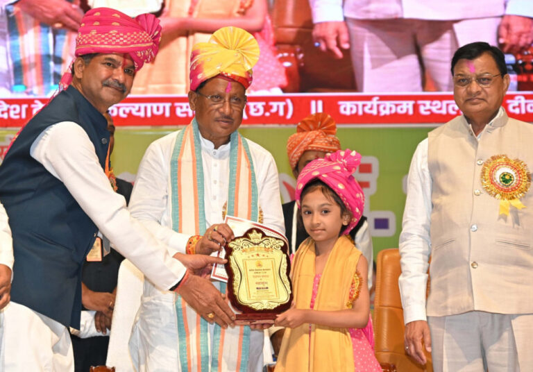 CG NEWS: मुख्यमंत्री विष्णु देव साय ने देवांगन समाज को बताया छत्तीसगढ़ की प्रगति का सहभागी, शिक्षा और व्यवसाय में सराहनीय योगदान की सराहना की….