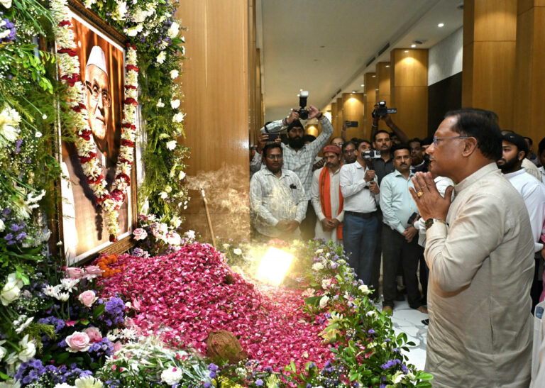 CG NEWS: मुख्यमंत्री विष्णु देव साय ने स्वर्गीय रामजीलाल अग्रवाल को दी श्रद्धांजलि, शांति मिलन कार्यक्रम में हुए शामिल….