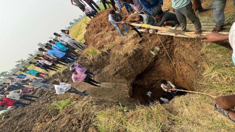 CG Accident News: खेत में कुएं की खुदाई के दौरान दर्दनाक हादसा: मलबा गिरने से एक मजदूर की मौत, इतने हुए घायल….