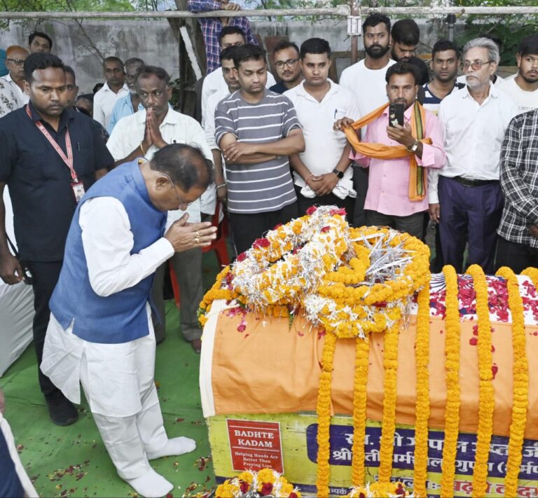 CG News: मुख्यमंत्री विष्णु देव साय ने शहीद एएसपी आकाश राव गिरपुंजे के निवास पहुंचकर पुष्प चक्र अर्पित कर दी श्रद्धांजलि…