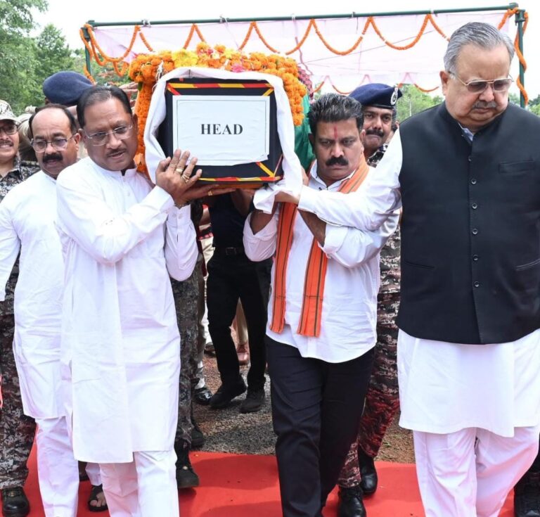 CG NEWS: मुख्यमंत्री विष्णुदेव साय ने शहीद एएसपी आकाश राव गिरपुंजे को दी श्रद्धांजलि, पार्थिव शरीर को कंधा देकर दी अंतिम विदाई….