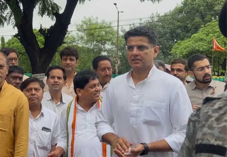 जेल में चैतन्य से मिले सचिन पायलट, बोले- कांग्रेस एक कदम भी पीछे नहीं हटेगी जेल में चैतन्य से मिले सचिन पायलट, बोले- कांग्रेस एक कदम भी पीछे नहीं हटेगी