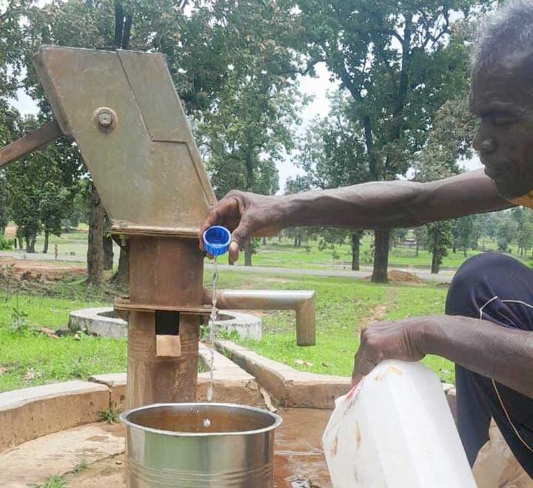 ग्राम राँपा में हैंडपंप के जल स्रोत में क्लोरीनेशन से ग्रामीणों को मिला स्वच्छ जल का तोहफ़ा