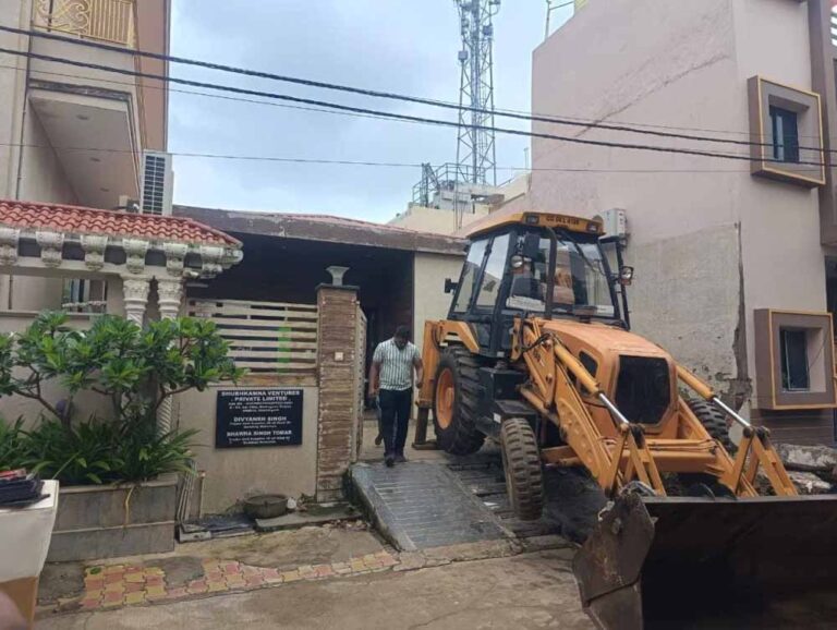 हिस्ट्रीशीटर रोहित तोमर का सूदखोरी अड्डा ढहा: बुलडोजर कार्रवाई में दफ्तर जमींदोज