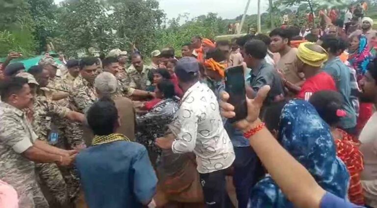 धर्मांतरण विवाद पर बवाल: चर्च में तोड़फोड़, गांव में तनाव, पुलिस तैनात धर्मांतरण विवाद पर बवाल: चर्च में तोड़फोड़, गांव में तनाव, पुलिस तैनात