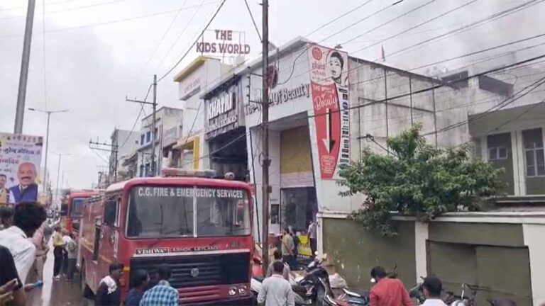 इलेक्ट्रॉनिक दुकान में लगी भीषण आग, लाखों का नुकसान