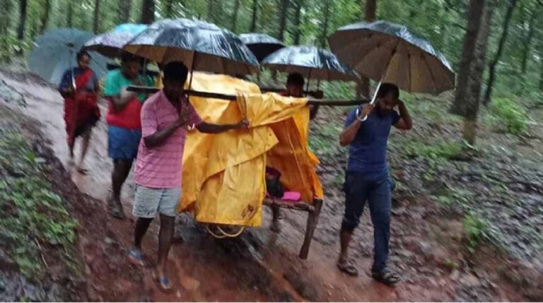 कोरबा में बारिश के दौरान मरीज को खाट पर लिटाकर सात किलोमीटर पैदल चलना पड़ा